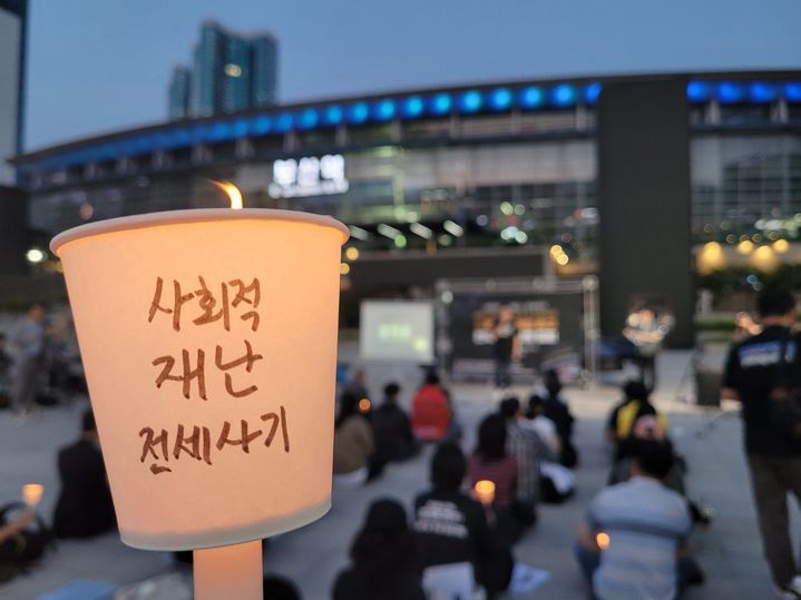 [부산=뉴시스] 지난해 5월 24일 부산 동구 부산역 광장에서 영남권 전세사기 피해자들이 '전세사기 특별법 촉구 개정 촉구 전국 동시다발 집회'를 열고 있다. (사진=영남권전세사기피해자연합대책위 제공) 2025.04.05. photo@newsis.com *재판매 및 DB 금지