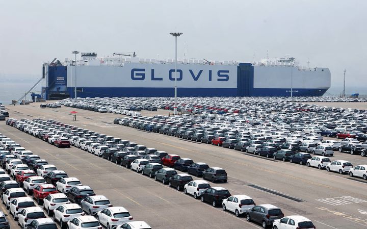 [세종=뉴시스] 지난 4월 자동차 수출액은 67억9000만 달러를 기록하며 역대 최고치를 기록했다. 자동차 부품 역시 19억6000만 달러를 기록해 2.9% 상승했다. 이 같은 호조세에 산업부는 올해 자동차와 자동차 부품를 합산한 수출 목표를 기존 984억 달러에서 1000억 달러로 상향했다. 사진은 평택항에서 선적을 기다리고 있는 차량들. (사진=산업부 제공) 2024.05.27. photo@newsis.com *재판매 및 DB 금지