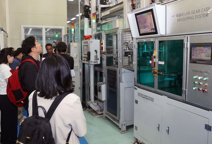 [세종=뉴시스] 지난 23일 차량 생산의 시작인 부품 생산 과정을 살펴보기 위해 충남 서산에 위치한 자동차 부품 생산 기업 코넥을 찾았다. 코넥은 기존에는 내연기관용 변속기 케이스를 제조하는 업체였으나 정부의 사업재편 연구개발(R&D) 지원 등을 통해 전기차용 모터 및 감속기 케이스를 개발했고, 해당 케이스를 테슬라에 납품하며 미래차 부품업체로 거듭난 기업이다. (사진=산업부 제공) 2024.05.27. photo@newsis.com *재판매 및 DB 금지