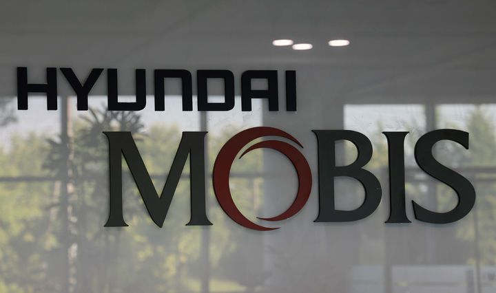 [세종=뉴시스] 같은 날 찾은 충북 진천의 현대모비스 진천공장에서도 자동화의 위력을 확인할 수 있었다. 현대모비스는 적극적인 R&D 투자를 통해 전기차 핵심인 파워모듈 등 전동화 부문 매출이 지난 2020년 4조2000억원에서 지난해 12조2000억원까지 3배 가까이 뛰었다. (사진=산업부 제공) 2024.05.27. photo@newsis.com *재판매 및 DB 금지