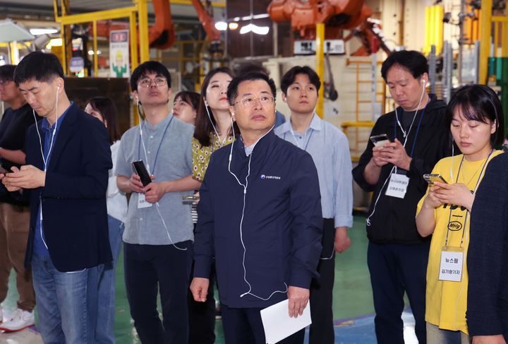 [세종=뉴시스] 24일 각 부품을 조립해 완성차를 만드는 현대차 아산공장에서도 대부분 과정은 자동으로 이뤄지고 있었다. 충남 아산에 위치한 아산공장은 약 53만평으로 일 평균 약 1100대 차량을 생산하는데, 프레스 공정 자동화율은 90%, 차체 공정 자동화율은 80%, 도장 공정 자동화율은 70%에 이른다. (사진=산업부 제공) 2024.05.27. photo@newsis.com  *재판매 및 DB 금지