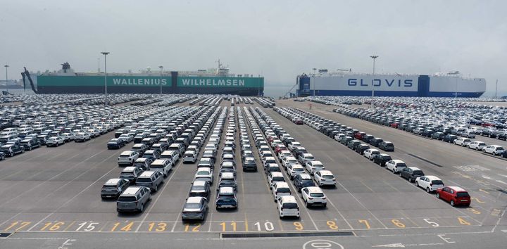 [세종=뉴시스] 24일 방문한 평택항 기아 전용부두에는 끝이 보이지 않을 정도로 많은 자동차가 취재진을 기다리고 있었다. 기아 측에 따르면 최대 야적 대수는 7000대 수준이지만 이날은 6300대 정도가 선박에 실리기를 대기하고 있었다. (사진=산업부 제공) 2024.05.27. photo@newsis.com *재판매 및 DB 금지