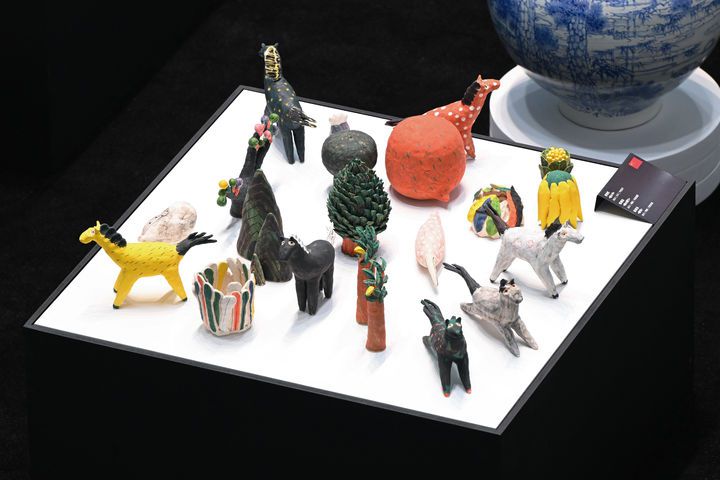 [서울=뉴시스] 26일 서울 종로구 국립현대미술관 서울관에서 열린 제9차 한일중 정상회의 환영 만찬에 전시된 한일중 3국 도예가 작품. (사진=대통령실 제공) 2024.05.26. photo@newsis.com *재판매 및 DB 금지