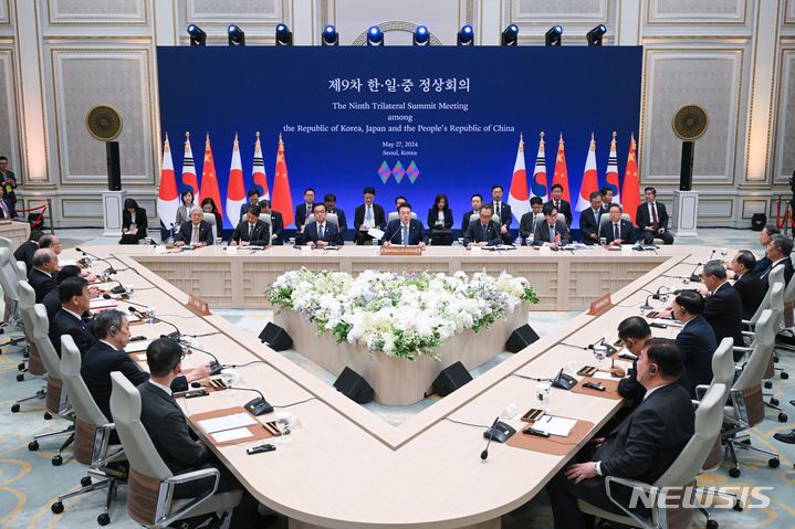 [서울=뉴시스] 윤석열 대통령이 27일 청와대 영빈관에서 열린 기시다 후미오 일본 총리, 리창 중국 국무원 총리와의 제9차 한일중 정상회의에서 발언하고 있다.(사진=대통령실 제공) 2024.05.27. photo@newsis.com