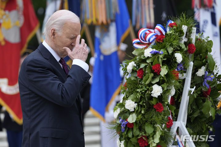[알링턴=AP/뉴시스] 제156차 메모리얼 데이(현충일)인 지난 27일(현지시각) 조 바이든 미국 대통령이 버지니아주 알링턴 국립묘지의 무명용사 기념비에 헌화 후 성호를 긋고 있다. 2024.05.30.