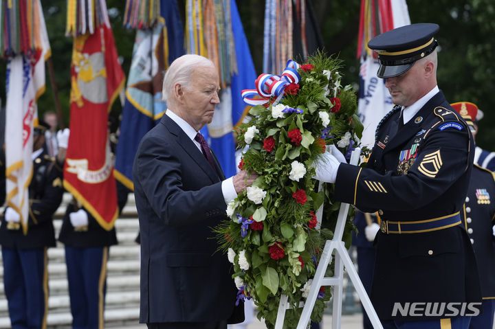 [알링턴 국립묘지=AP/뉴시스] 조 바이든 미국 대통령이 5월 27일 버지니아주 소재 알링턴 국립묘지에서 156차 국가 메모리얼 데이( 현충일)를 맞아 무명용사 묘지의 기념비 앞에 헌화하고 있다.  2024.05.28.