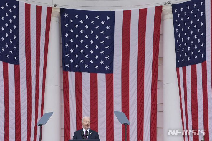 [알링턴 국립묘지=AP/뉴시스] 조 바이든 미국 대통령인 5월 27일 버지니아주 소재 알링턴 국립묘지에서 156차 국가 메모리얼 데이( 현충일) 기념연설을 하고 있다.  2024.05.28.