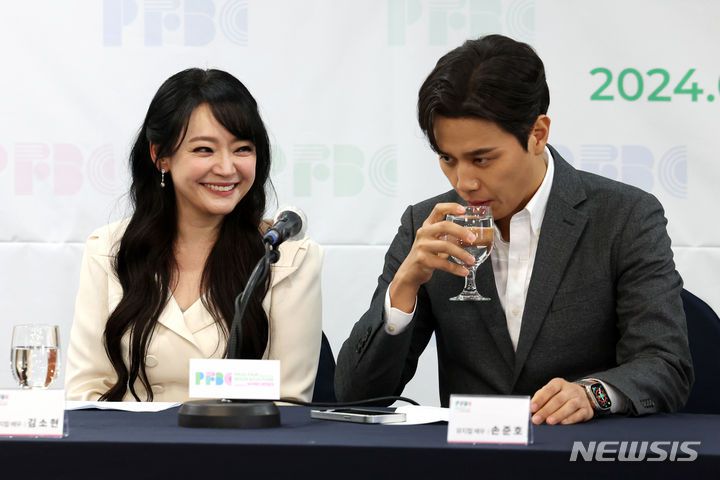 [서울=뉴시스] 박진희 기자 = '2024 파주페어_북앤컬처' 공연에 참여하는 뮤지컬 배우 김소현, 손준호 부부가 K-BOOK과 K-콘텐츠 창작의 산실이자 글로벌 콘텐츠 마켓을 지향하는 '2024 파주페어_북앤컬처' 기자간담회를 28일 서울 중구 프레스센터에서 하고 있다. 올해 처음 열리는 '2024 파주페어_북앤컬처'는 오는 9월 6일부터 9월 8일까지 3일 동안 파주출판도시 일대에서 개최된다. 2024.05.28. pak7130@newsis.com