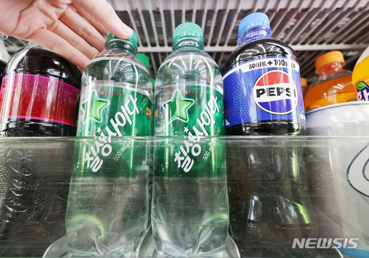 [서울=뉴시스] 김진아 기자 = 유통 업계에 따르면 롯데칠성음료가 생산·유통하는 음료 31종의 편의점 판매 가격이 6월부터 인상될 예정이다.  펩시콜라(250㎖) 가격은 6월부터 기존 1500원에서 1600원으로 6.7% 오르고, 칠성사이다(250㎖)는 기존 1600원에서 1700원으로 6.3% 인상한다. 핫식스(250㎖) 역시 기존 1500원에서 1600원으로 6.7% 뛴다. 사진은 28일 서울의 한 편의점에서 칠성사이다가 판매되고 있다. 2024.05.28. bluesoda@newsis.com