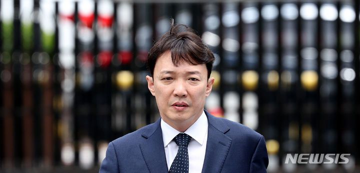 [서울=뉴시스] 추상철 기자 = 이정섭 대구고검 검사가 8일 오후 서울 종로구 헌법재판소 대심판정에서 열린 자신의 탄핵 심판 2차 변론기일에 출석하고 있다. 2024.05.28. scchoo@newsis.com