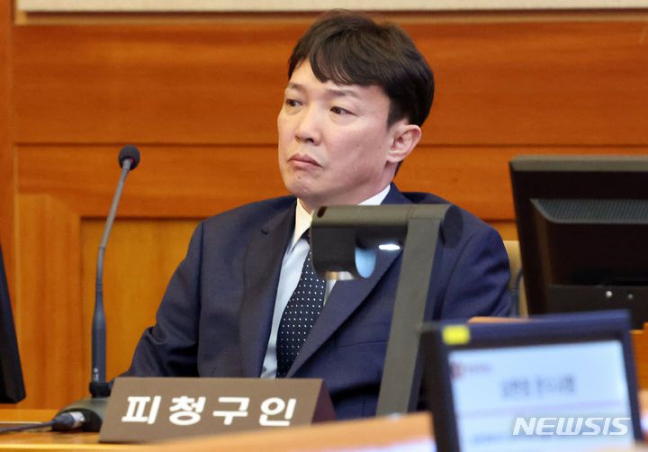 [서울=뉴시스] 추상철 기자 = 이정섭 대구고검 검사가 지난해 5월8일 오후 서울 종로구 헌법재판소 대심판정에서 열린 자신의 탄핵 심판 2차 변론기일에 출석해 있다. 2024.05.28. scchoo@newsis.com