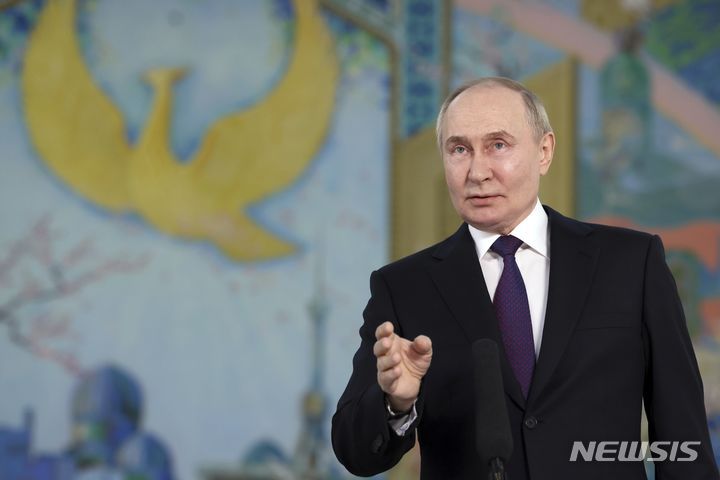 [타슈켄트=AP/뉴시스] 블라디미르 푸틴 러시아 대통령이 지난 28일(현지시각) 우즈베키스탄 타슈켄트에서 샤브카트 미르지요예프 우즈베키스탄 대통령과 회담 후 러시아 기자들에게 발언하고 있다. 2024.05.30.