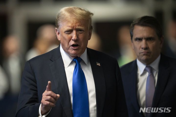 [뉴욕=AP/뉴시스] 도널드 트럼프 전 미국 대통령이 30일(현지시각) 미국 뉴욕 맨해튼형사법원에서 성추문 입막음 부정지출 혐의 유죄 평결을 받은 뒤 발언하고 있다. 2024.05.31.