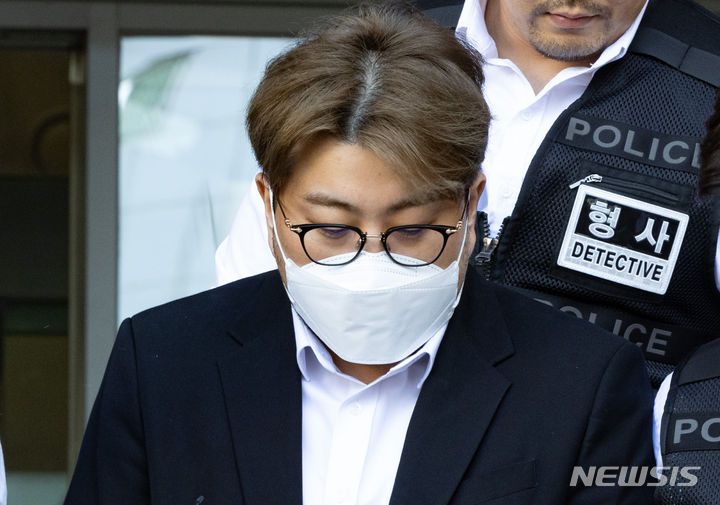 [서울=뉴시스] 황준선 기자 = 음주 뺑소니 혐의를 받고 있는 트로트 가수 김호중이 지난해 5월 서울 강남경찰서에서 검찰로 송치되고 있다. 2024.05.31. hwang@newsis.com