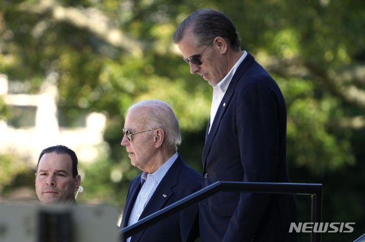 [레호보스비치=AP/뉴시스]조 바이든 미국 대통령의 차남 헌터 바이든이 총기 불법 소지 혐의로 재판을 받고 있는 가운데, 바이든 대통령은 유죄 판결이 나오더라도 사면권을 행사하지 않겠다고 6일(현지시각) 공언했다. 사진은 지난 1일 미 델라웨어주 레호보스비치의 성에드먼드카톨리교회에서 바이든 대통령이 헌터 바이든과 함께 나오는 모습. 2024.06.07.