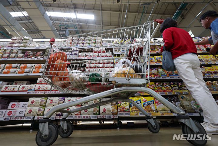 [서울=뉴시스] 김명년 기자 = 2일 오전 서울시내 한 대형마트에서 방문객이 장을 보고 있다. 2024.06.02. kmn@newsis.com