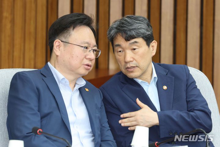 [서울=뉴시스] 이주호 사회부총리 겸 교육부 장관과 조규홍 보건복지부 장관이 지난 6월2일 오후 서울 여의도 국회에서 열린 제17차 고위당정협의회에서 대화를 나누고 있다. (사진=뉴시스DB). 2024.08.15. photo@newsis.com