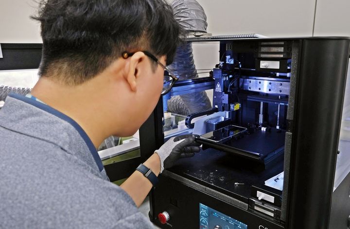 [서울=뉴시스]삼성전자서비스 엔지니어가 디스플레이 단품 수리를 진행하고 있다. (사진 = 업체 제공) 2024.06.03. photo@newsis.com  *재판매 및 DB 금지