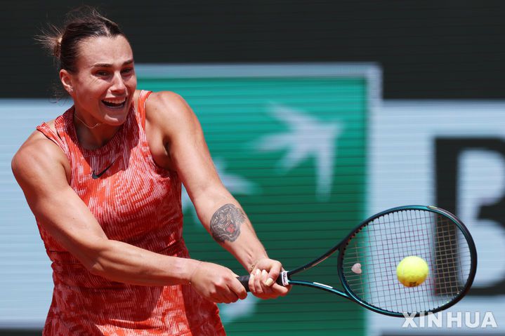 [파리=AP/뉴시스] 아리나 사발렌카(2위·벨라루스)가 3일(현지시각) 프랑스 파리 롤랑가로스에서 열린 프랑스오픈 여자 단식 16강전에서 엠마 나바로(24위·미국)아 경기하고 있다. 올해 호주오픈 우승자인 사발렌카가 2-0(6-2 6-3)으로 완승하고 8강에 합류했다. 2024.06.04.