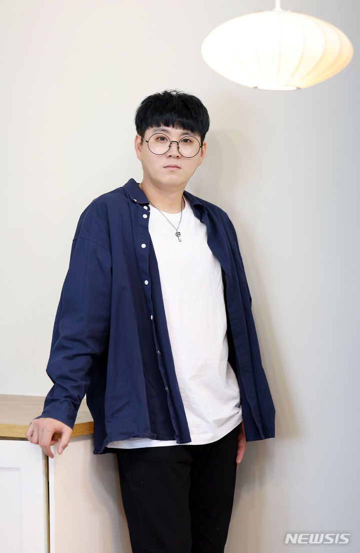 [서울=뉴시스] 홍효식 기자 = 유튜버 '춤추는곰돌'이 지난 4일 서울 종로구 한 스튜디오에서 뉴시스와 인터뷰에 앞서 포즈를 취하고 있다. 2024.06.07. yesphoto@newsis.com