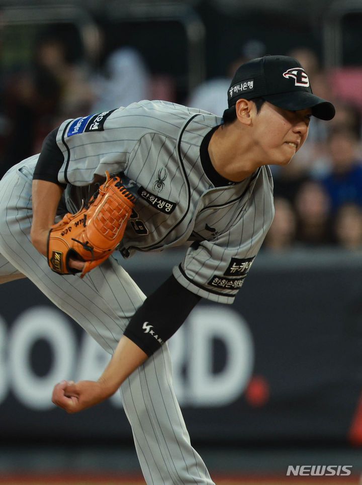 [수원=뉴시스] 고범준 기자 = 4일 오후 경기 수원시 수원KT위즈파크에서 열린 2024 KBO리그 한화 이글스와 kt wiz의 경기, 3회말 한화 선발 황준서가 역투하고 있다. 2024.06.04. bjko@newsis.com
