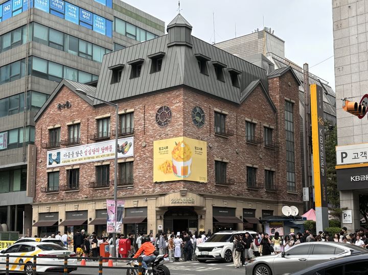 [서울=뉴시스] 성심당 대전역점이 높은 수수료로 인해 철수할 수 있다는 소식이 전해지자 정치권에서도 논란이 되고 있다. 사진은 2024년 5월25일 오후 2시께 부띠끄점 앞에 줄이 길게 늘어선 모습. 2024.06.07. *재판매 및 DB 금지