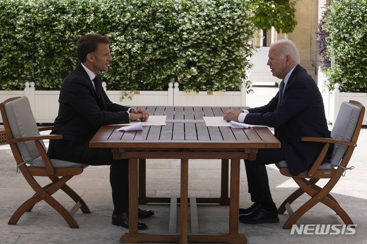 [엘리제궁=AP/뉴시스]미국 백악관은 프랑스를 국빈 방문 중인 조 바이든 대통령(오른쪽)이 에마뉘엘 마크롱 대통령과 북한의 러시아에 대한 무기 이전에 대해 강력하게 규탄했다고 밝혔다. 사진은 이날 바이든 대통령과 마크롱 대통령이  파리 엘리제궁에서 회담을 가지고 있는 모습. 2024.06.09.