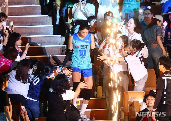 [서울=뉴시스] 김근수 기자 = 스타팀 김연경이 지난해 6월9일 서울 송파구 잠실실내체육관에서 열린 '김연경 초청 세계 여자배구 올스타전'(KYK Invitational 2024) 스타팀 대 월드팀의 경기 시작 전 경기장으로 입장하고 있다. 2024.06.09. ks@newsis.com]