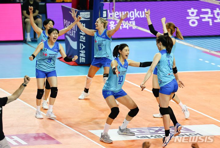 [서울=뉴시스] 김근수 기자 = 스타팀 김연경이 지난해 6월9일 서울 송파구 잠실실내체육관에서 열린 '김연경 초청 세계 여자배구 올스타전'(KYK Invitational 2024) 스타팀 대 월드팀의 경기에서 스타팀이 70-68로으로 승리를 거둔 뒤 선수들과 기뻐하고 있다. 2024.06.09. ks@newsis.com