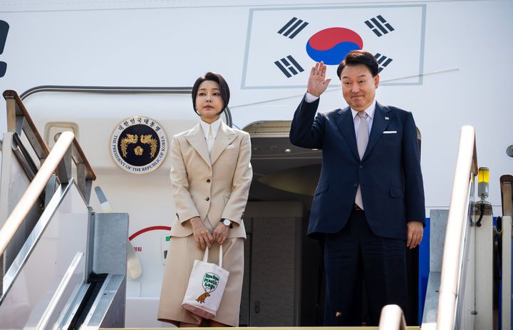 [성남=뉴시스] 조수정 기자 = 중앙아시아 3개국(투르크메니스탄·카자흐스탄·우즈베키스탄)을 국빈 방문하는 윤석열 대통령과 부인 김건희 여사가 10일 성남 서울공항에 도착해 공군 1호기 탑승에 앞서 인사하고 있다. (사진=대통령실 제공) 2024.06.10. photo@newsis.com *재판매 및 DB 금지