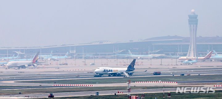 [인천공항=뉴시스] 김선웅 기자 = 11일 오전 인천국제공항 1활주로에서 미국 아틀라스항공 5Y8692편 화물기가 착륙 중 타이어가 파손돼 멈춰서있다. 이 여파로 인천공항 1활주로 운항이 중단됐으며 타이어 교체 작업 및 항공등화 등 일부 파손된 활주로 복구 작업이 진행되고 있다. 인천공항공사는 두 개의 활주로가 정상 운행중이어서 다른 항공기들의 지연 운항은 없는 것으로 파악된다고 밝혔다. 2024.06.11. mangusta@newsis.com