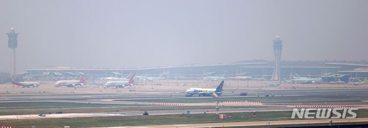 [인천공항=뉴시스] 김선웅 기자 = 11일 오전 인천국제공항 1활주로에서 미국 아틀라스항공 5Y8692편 화물기가 착륙 중 타이어가 파손돼 멈춰서있다. 이 여파로 인천공항 1활주로 운항이 중단됐으며 타이어 교체 작업 및 항공등화 등 일부 파손된 활주로 복구 작업이 진행되고 있다. 인천공항공사는 두 개의 활주로가 정상 운행중이어서 다른 항공기들의 지연 운항은 없는 것으로 파악된다고 밝혔다. 2024.06.11. mangusta@newsis.com