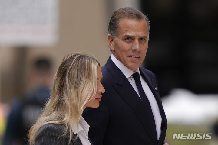 [윌밍턴=AP/뉴시스]조 바이든 미국 대통령의 차남인 헌터 바이든이 11일(현지시각) 델라웨어주 윌밍턴의 연방법원에서 열린 자신의 총기 불법 소지 혐의 재판에 배우자인 멜리사 코언 바이든과 출석하고 있다. 2024.06.12.