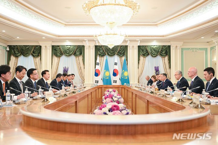 [아스타나(카자흐스탄)=뉴시스] 조수정 기자 =  윤석열 대통령과 카슴-조마르트 토카예프 카자흐스탄 대통령이 12일(현지시간) 카자흐스탄 아스타나 대통령궁에서 확대 정상회담을 하고 있다. (공동취재) 2024.06.12. chocrystal@newsis.com