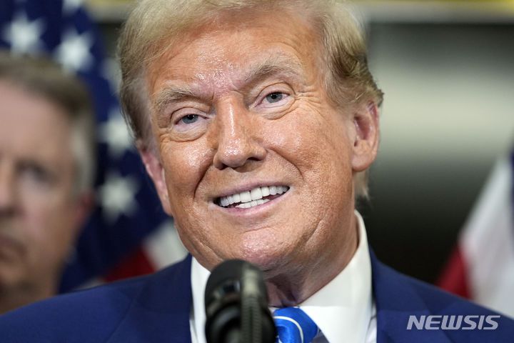 [워싱턴=AP/뉴시스]도널드 트럼프 미국 대통령 당선인이 지난 6월 13일(현지시각) 미 의회에서 공화당 상원의원들을 만난 후 기자회견에서 미소짓고 있다. 2025.01.18.