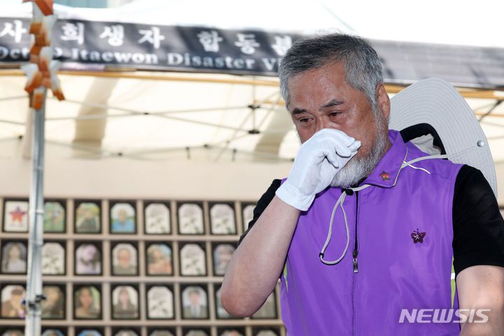 [서울=뉴시스] 김명년 기자 = 이정민 이태원참사 유가족협의회 운영위원장이 16일 오후 중구 서울광장에서 열린 이태원 참사 희생자 합동 분향소 운영 종료식에서 발언을 마치고 눈물을 흘리며 자리로 돌아가고 있다. 2024.06.16. kmn@newsis.com