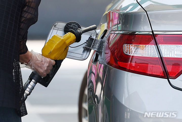 [성남=뉴시스] 김명년 기자 = 18일 오전 경기 성남시의 한 주유소에서 시민이 주유를 하고 있다.2024.06.18. kmn@newsis.com