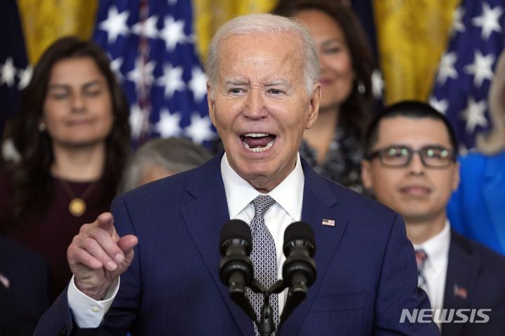 [워싱턴=AP/뉴시스] 조 바이든 미국 대통령이 지난 18일(현지시각) 백악관에서 미국인과 결혼한 이민자의 법적 지위를 보장하는 신규 이민 관련 정책을 발표하고 있다. 2024.06.21.