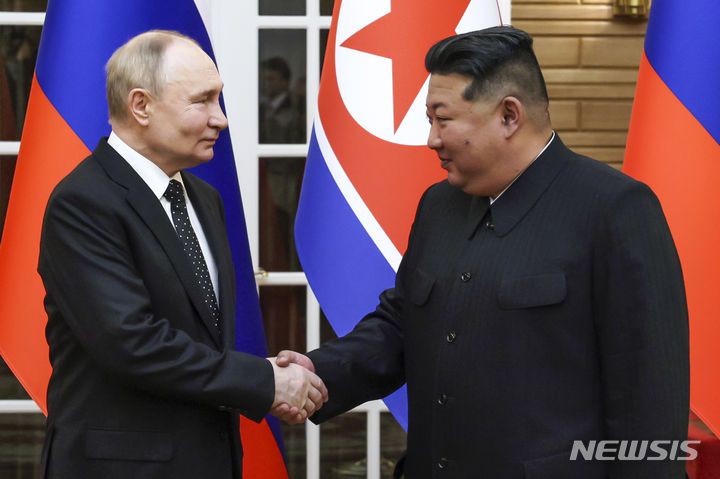 [평양=AP/뉴시스] 러시아가 오는 9일(현지 시간) 모스크바에서 열리는 전승 80주년 기념 행사에 북한이 대사급으로 참석한다고 밝혔다. 김정은 국무위원장은 러시아를 방문하지 않을 것으로 보인다. 사진은 지난해 6월19일 블라디미르 푸틴(왼쪽) 러시아 대통령이 평양에서 김정은 국무위원장과 회담에 앞서 악수하는 모습. 2024.06.19.