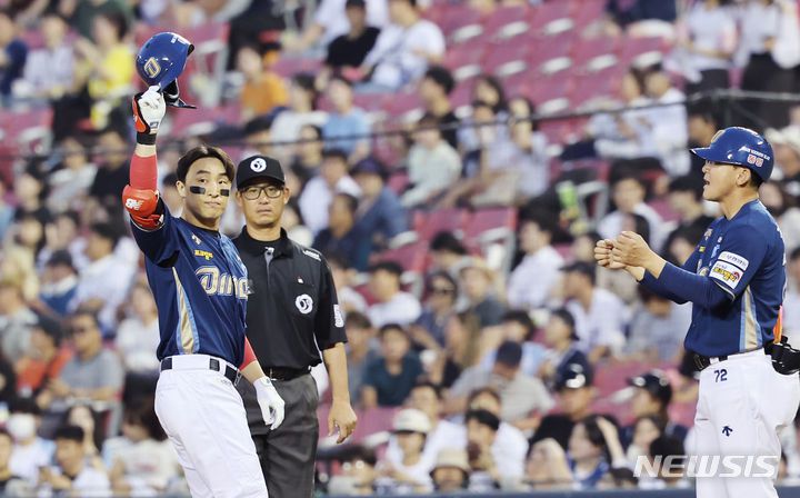 [서울=뉴시스] 김진아 기자 = 20일 서울 송파구 잠실야구장에서 열린 2024 KBO리그 NC 다이노스와 두산 베어스의 경기, 6회초 2사 NC 손아섭이 안타를 친 뒤 기뻐하고 있다. 손아섭은 이 안타로 KBO리그 통산 안타 수를 2505개를 기록하며 최다 안타 신기록을 수립했다. 2024.06.20. bluesoda@newsis.com