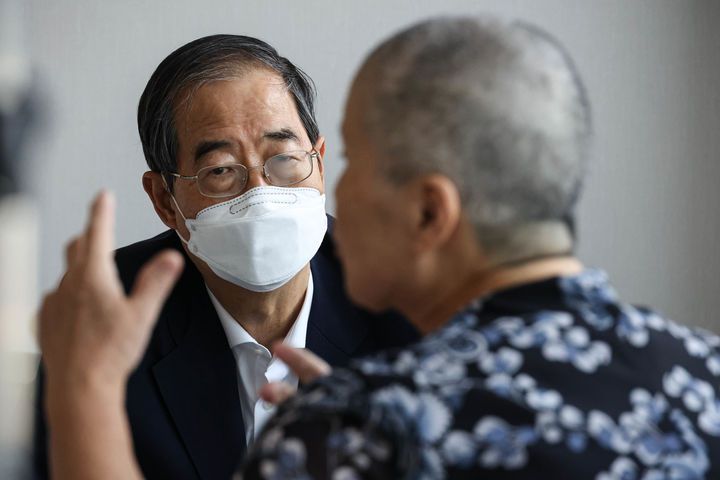 [서울=뉴시스] 배훈식 기자 = 한덕수 국무총리가 21일 오전 충남 천안시 단국대병원에서 희귀성질환 환자와 가족들의 애로사항과 건의사항을 듣고 있다. (사진=국무총리실 제공) 2024.06.21. photo@newsis.com *재판매 및 DB 금지