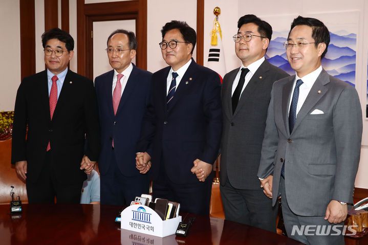[서울=뉴시스] 고승민 기자 = 우원식 국회의장과 여야 원내대표가 21일 오후 서울 여의도 국회 의장실에서 가진 원 구성 관련 회동에서 손을 맞잡고 기념촬영을 하고 있다.왼쪽부터 국민의힘 배준영 원내수석부대표, 추경호 원내대표, 우 의장, 더불어민주당 박찬대 원내대표, 박성준 원내수석부대표. (공동취재) 2024.06.21. photo@newsis.com