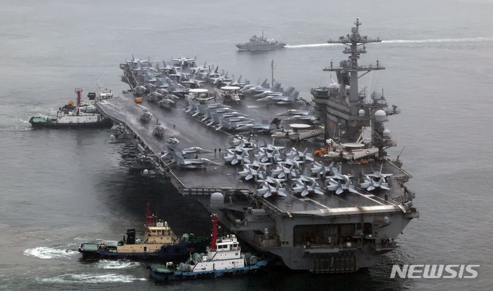 [부산=뉴시스] 하경민 기자 = 미국 해군의 핵추진 항공모함 '시어도어 루스벨트'(CVN-71·10만t급)가 지난해 6월22일 오전 부산 남구 해군작전사령부 부산작전기지에 입항하고 있다.  니미츠급인 이 항모는 길이 332.8m, 폭 76.8m 규모에 FA-18(슈퍼호넷), F-35C 전투기, EA-18G 그라울러 전자전기, MH-60 시호크 해상작전헬기 등 90여 대의 항공기를 싣고 있으며 승조원도 6000여 명에 달한다. 2024.06.22. yulnetphoto@newsis.com