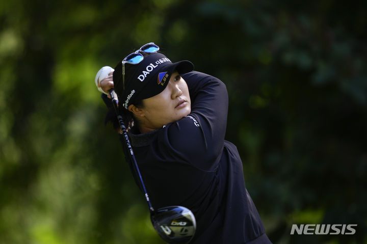 [서매미시=AP/뉴시스] 유해란이 지난 6월23일(현지시각) 미 워싱턴주 서매미시의 사할리 컨트리클럽에서 열린 KPMG 위민스 PGA 챔피언십 최종 라운드 2번 홀에서 티샷하고 있다. 유해란은 최종 합계 1언더파 287타 공동 9위를 기록했다. 2024.06.24.
