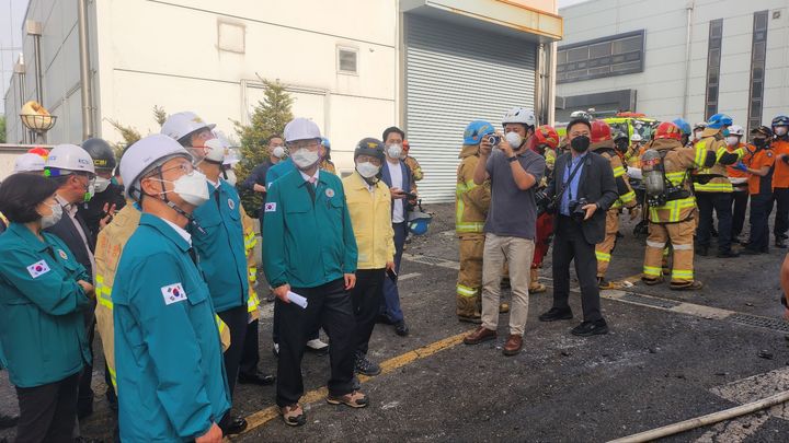 [세종=뉴시스] 이정식 고용노동부 장관이 지난 24일 오후 경기도 화성시 소재 일차전지 제조업체 아리셀 화재현장을 방문해 사고 수습을 지휘하고 있다. 2024.06.24. (사진=고용노동부 제공) *재판매 및 DB 금지