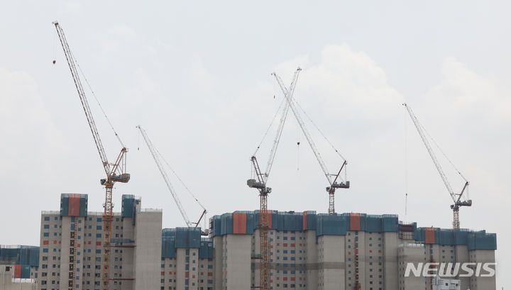 [서울=뉴시스] 김금보 기자 = 24일 서울 시내 한 아파트 공사 현장에 타워크레인이 설치돼있다. 2024.06.24. kgb@newsis.com
