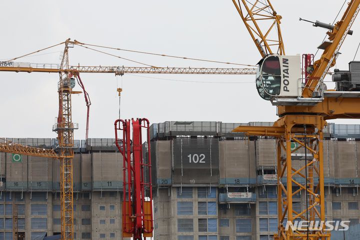 [서울=뉴시스] 김금보 기자 = 지난해 6월 24일 서울 시내 한 아파트 공사 현장에 타워크레인이 설치돼있다. 2024.06.24. kgb@newsis.com