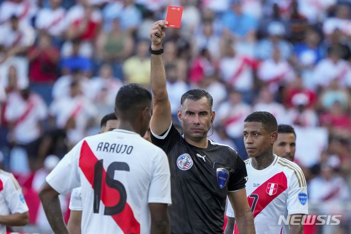 [캔자스시티=AP/뉴시스] 26일(한국시각) 미국 캔자스주 캔자스시티의 칠드런스 머시 파크에서 열린  '2024 남미축구연맹(CONMEBOL) 코파아메리카' 조별리그 A조 2차전 캐나다와 페루의 경기에서 주심이 페루의 미겔 아라우호(포틀랜드)에게 퇴장을 선언하고 있다. 2024.06.26.