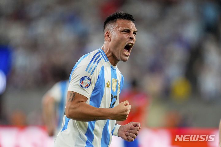 [이스트 러더퍼드=AP/뉴시스] 아르헨티나(1위)의 라우타로 마르티네스(22)가 25일(현지시각) 미 뉴저지주 이스트 러더퍼드의 메트라이프 경기장에서 열린 코파 아메리카 2024 A조 2차전 칠레(40위)와의 경기 후반 43분 선제 결승 골을 넣은 후 포효하고 있다. '디펜딩 챔피언' 아르헨티나가 1-0으로 신승하고 조 1위로 8강 진출을 확정했다. 2024.06.26.