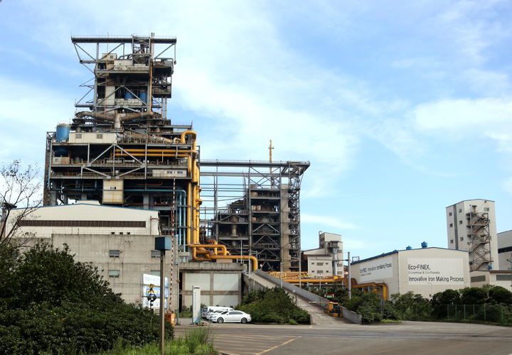 [서울=뉴시스] 포항제철소 3FINEX(파이넥스) 공장 전경. 포스코는 파이넥스의 유동환원로 기술을 바탕으로 수소환원제철 공법 HyREX(하이렉스)를 개발하고 있다.  (사진=포스코) 2024.06.26 photo@newsis.com *재판매 및 DB 금지